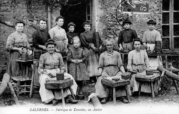 Atelier de fabrication de tomettes provençales en 1907 - Source WIKIPEDIA