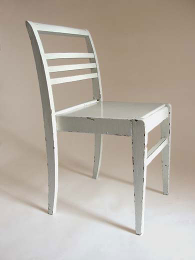 Chaise pour sinistrés en hêtre laqué blanc de René Gabriel - Source Wikipédia