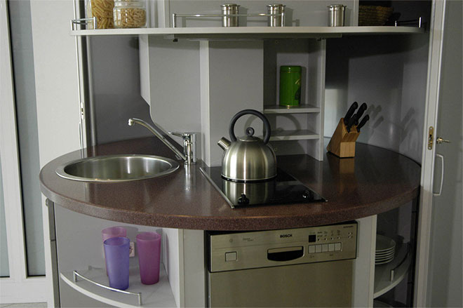 Le plan de travail de la Circle Kitchen avec l'évier - © Compacts Concepts